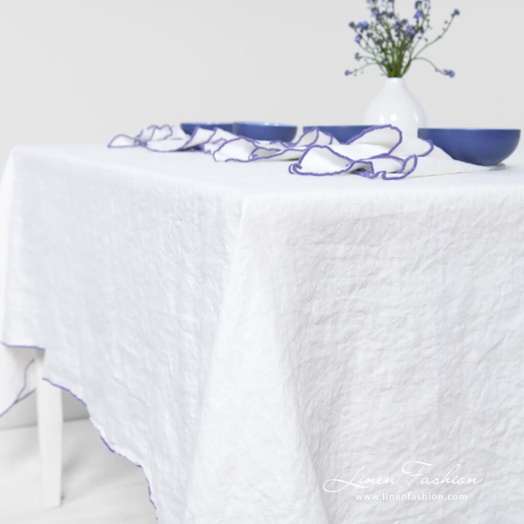 ARVO Nappe blanche avec bordure violette 6 ARVO Nappe blanche avec bordure violette – Image 6
