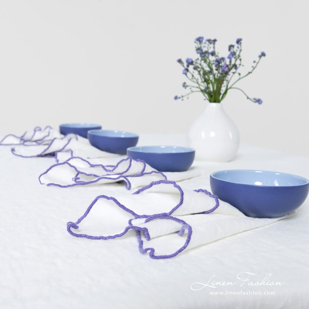 ARVO Nappe blanche avec bordure violette 3 ARVO Nappe blanche avec bordure violette – Image 3