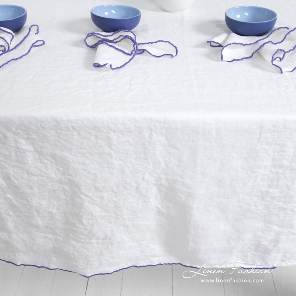 ARVO Nappe blanche avec bordure violette 4 ARVO Nappe blanche avec bordure violette – Image 4