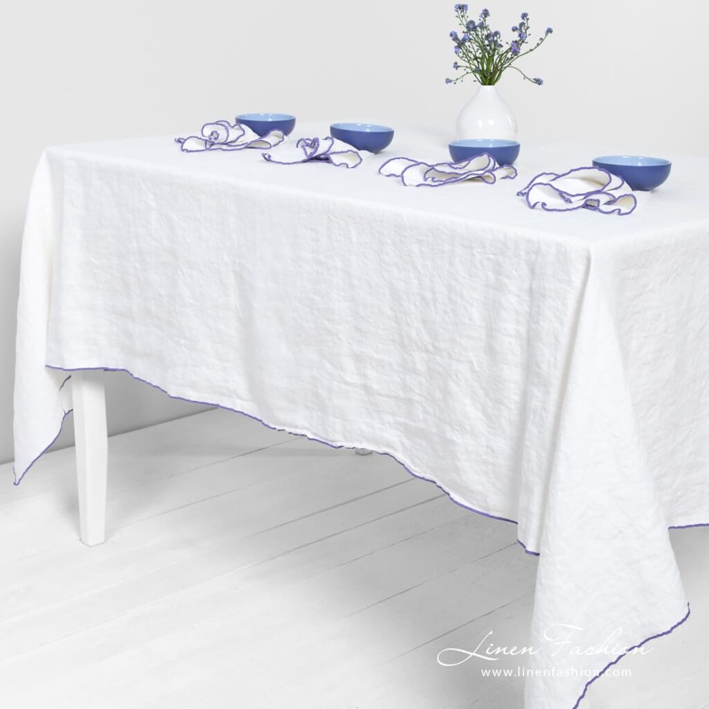 ARVO Nappe blanche avec bordure violette 2 ARVO Nappe blanche avec bordure violette – Image 2