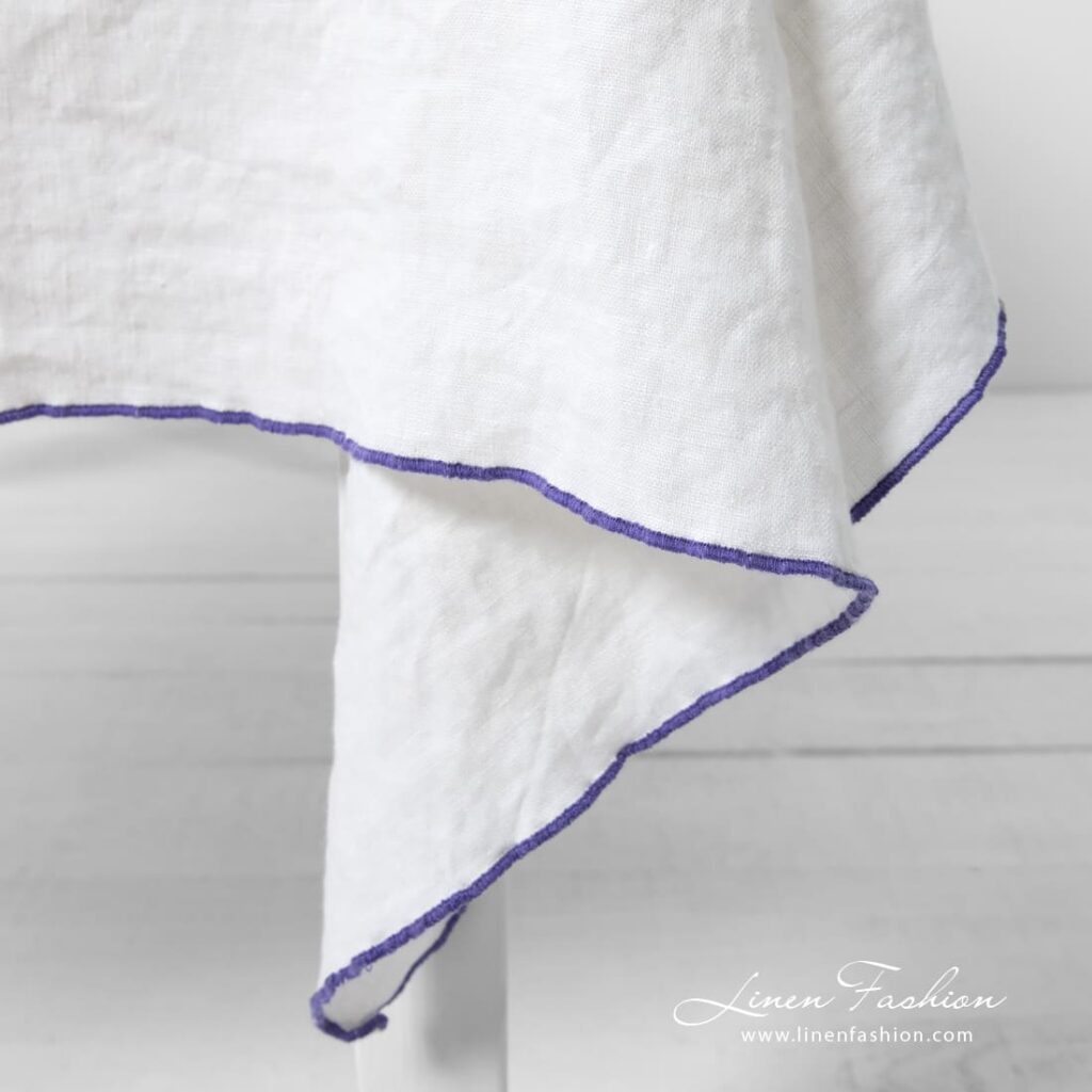 ARVO Nappe blanche avec bordure violette 7 ARVO Nappe blanche avec bordure violette – Image 7