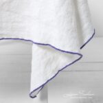 ARVO Nappe blanche avec bordure violette