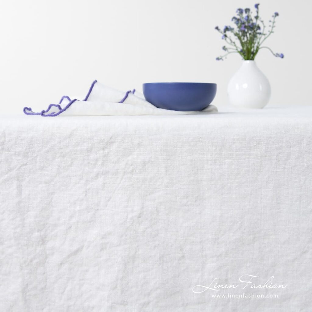 ARVO Nappe blanche avec bordure violette 5 ARVO Nappe blanche avec bordure violette – Image 5