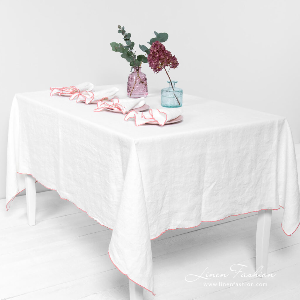 ARVO Nappe blanche avec bordure rose 1 ARVO Nappe blanche avec bordure rose