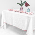 ARVO Serviette de table blanche avec bordure rosée