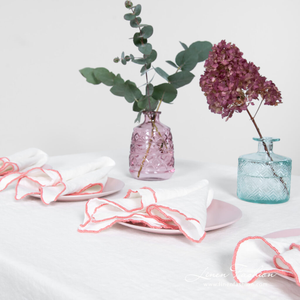 ARVO Nappe blanche avec bordure rose 3 ARVO white linen tablecloth with rosy border and matching napkins