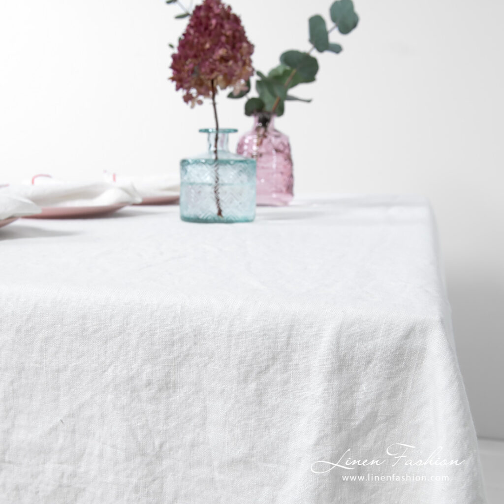 ARVO Nappe blanche avec bordure rose 4 ARVO Nappe blanche avec bordure rose – Image 4