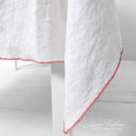 ARVO Nappe blanche avec bordure rose