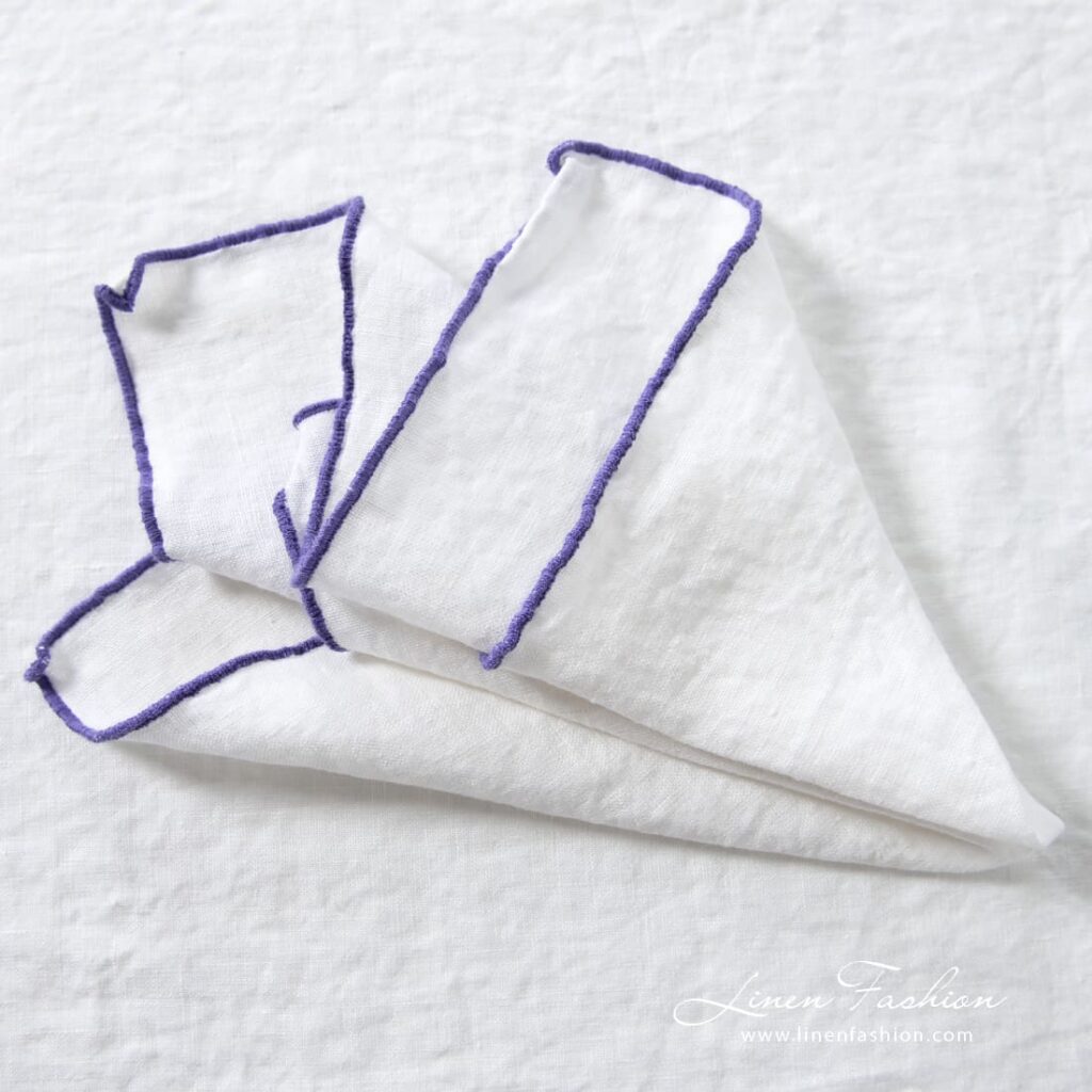 ARVO Serviette de table blanche avec bordure violette 1 ARVO white linen napkin