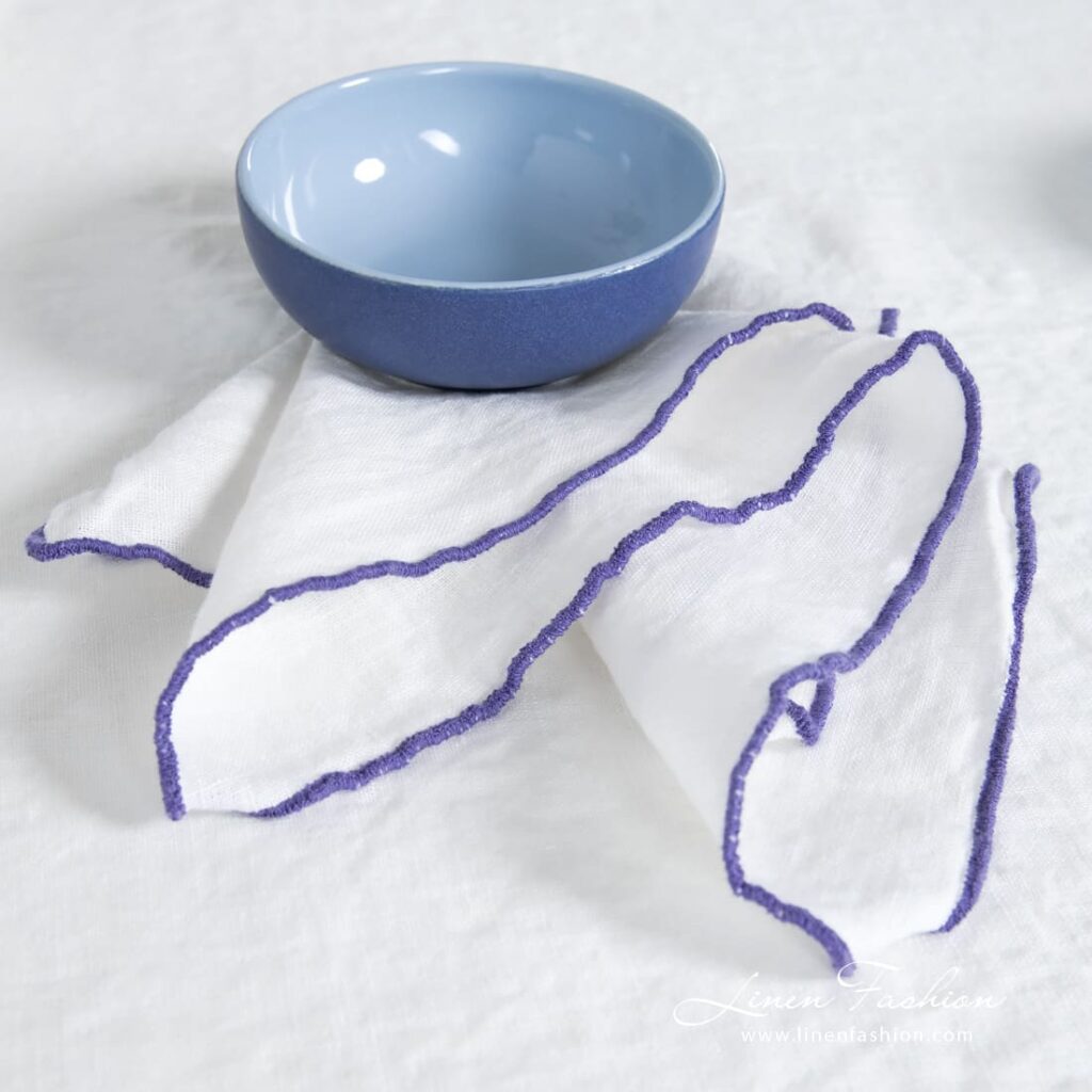 ARVO Serviette de table blanche avec bordure violette 3 ARVO white linen napkin with violet Babylock stitch border