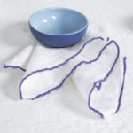 ARVO Serviette de table blanche avec bordure violette