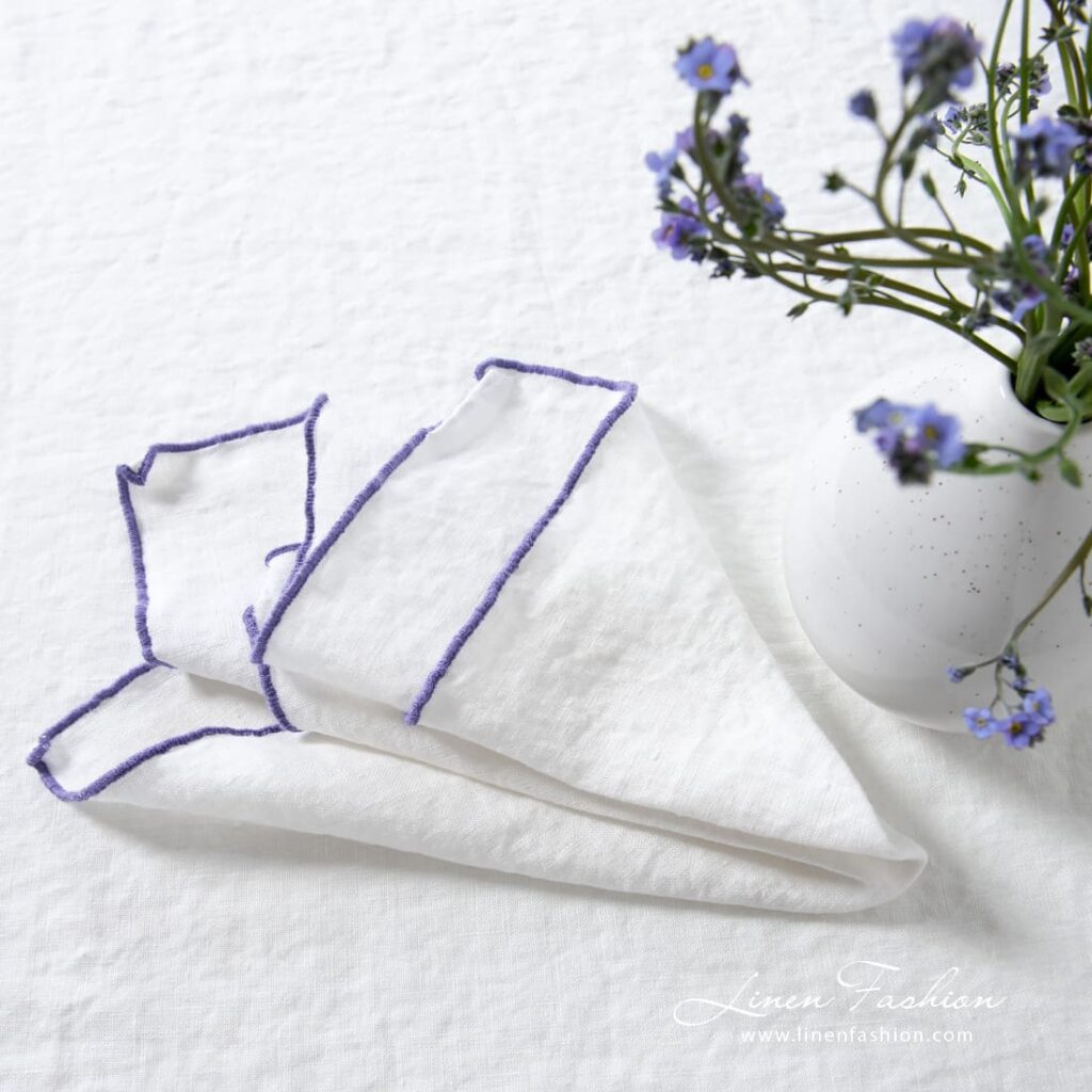 ARVO Serviette de table blanche avec bordure violette 2 ARVO white linen napkin with violet border