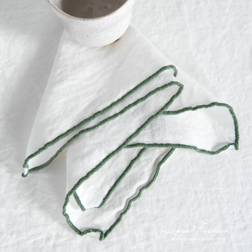 ARVO Serviette de table blanche avec bordure olive 1 ARVO white napkin with green border