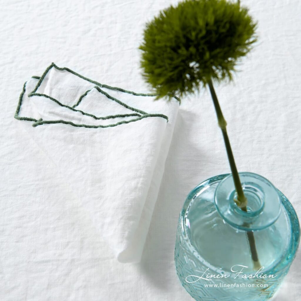 ARVO Serviette de table blanche avec bordure olive 3 ARVO white linen napkin with Babylock stitch in green color