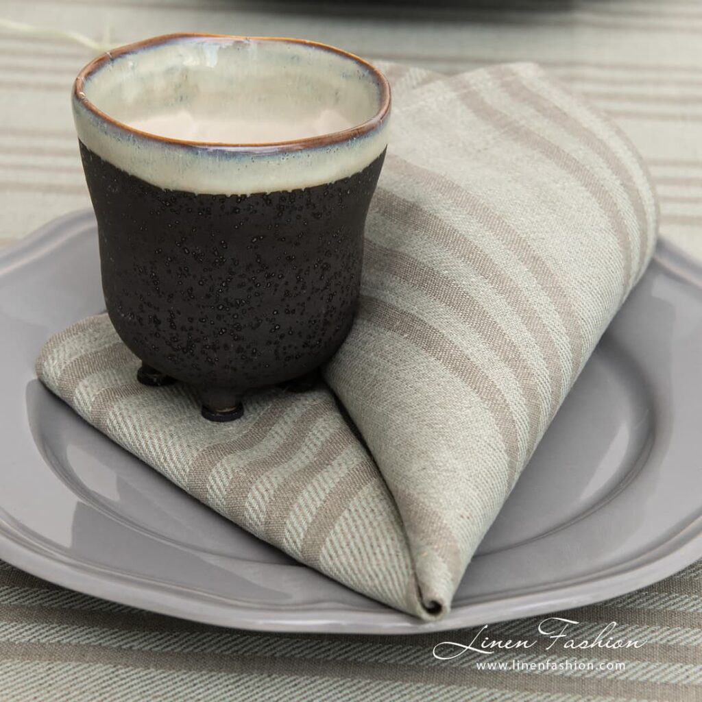GRASA Serviette de table verdâtre 1 GRASA greenish napkin