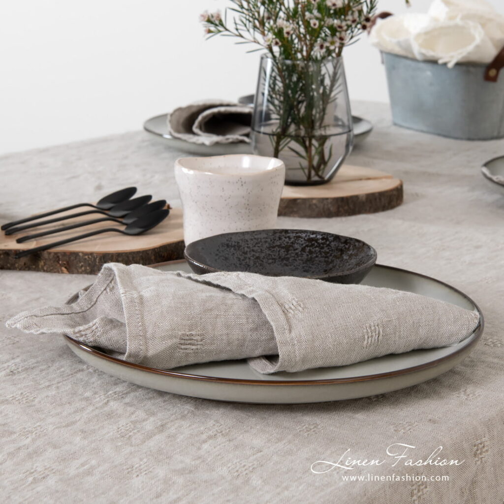 SOLO Serviette de table beige 2 Linen napkin in grey color, solo.