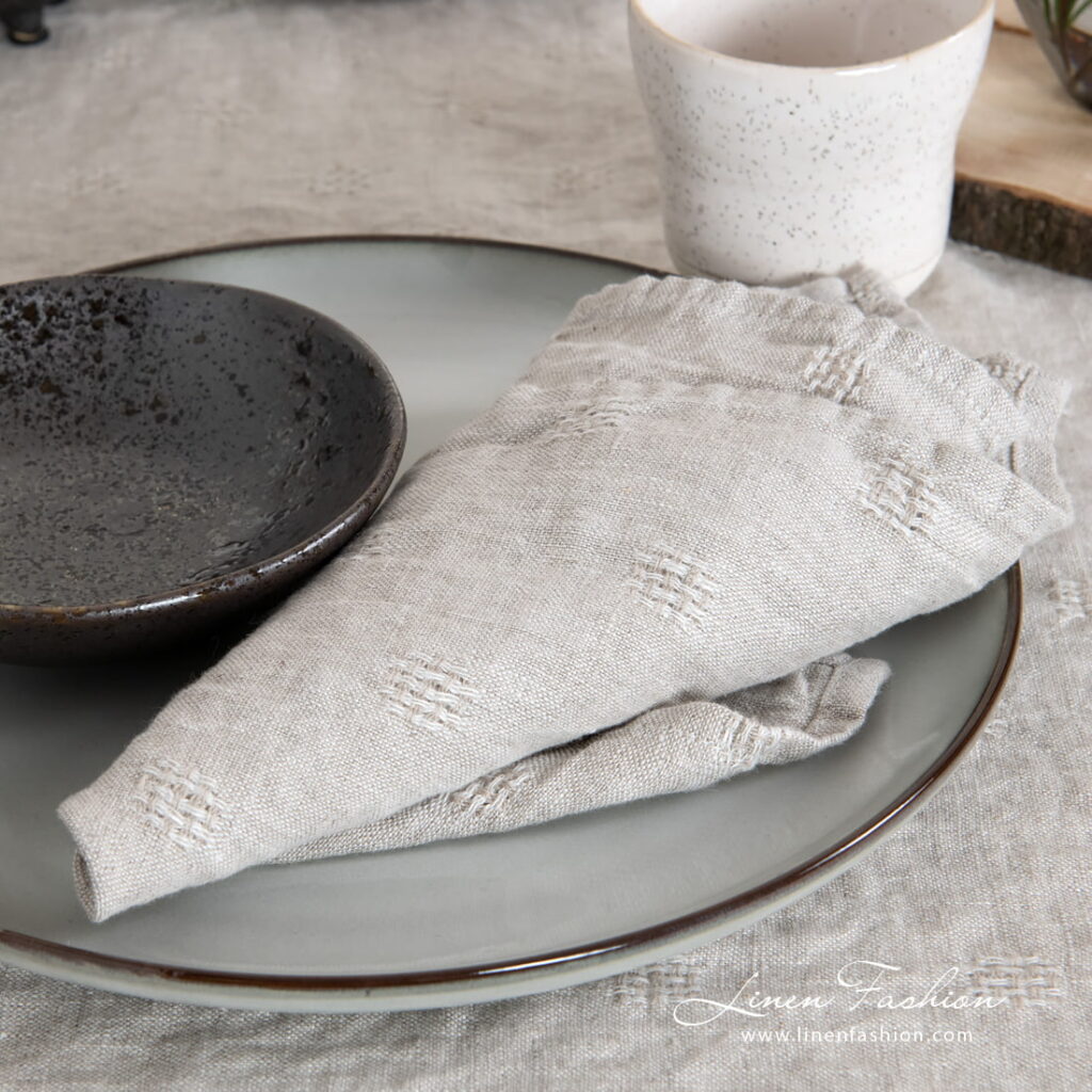 SOLO Serviette de table beige 3 100% linen napkin in grey color, solo.