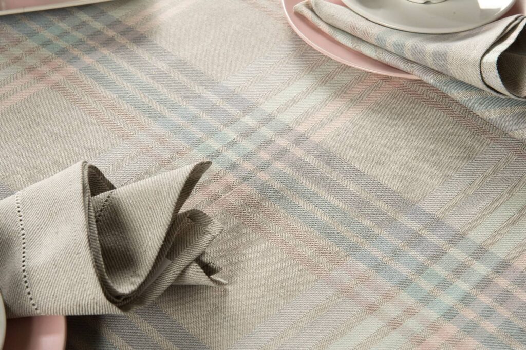 DELTA Chemin de table gris clair 3 DELTA Chemin de table gris clair – Image 3