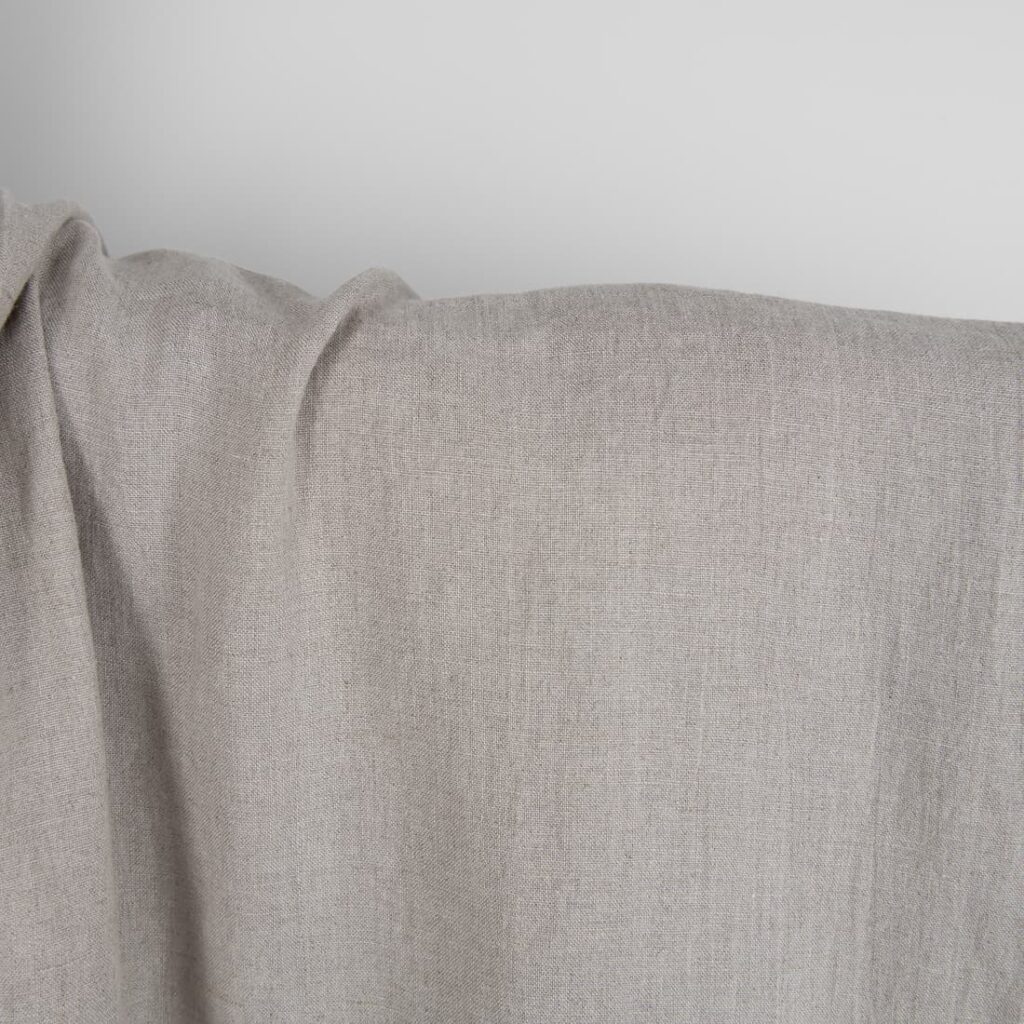 Tissu en lin lavé, gris naturel 3 Washed linen fabric in natural grey close up detail