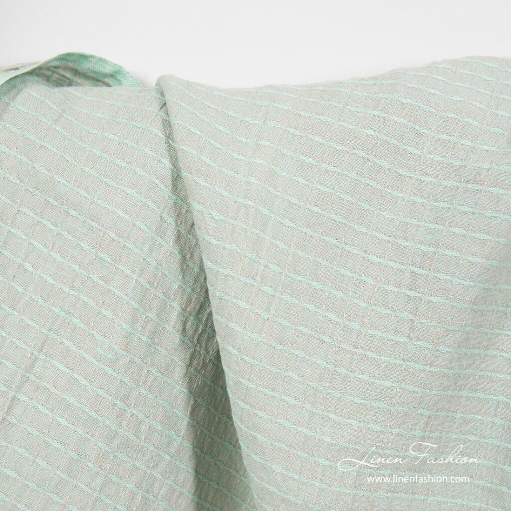Tissu de lin à motifs verdâtres lavé 1 Greenish patterned linen fabric, washed