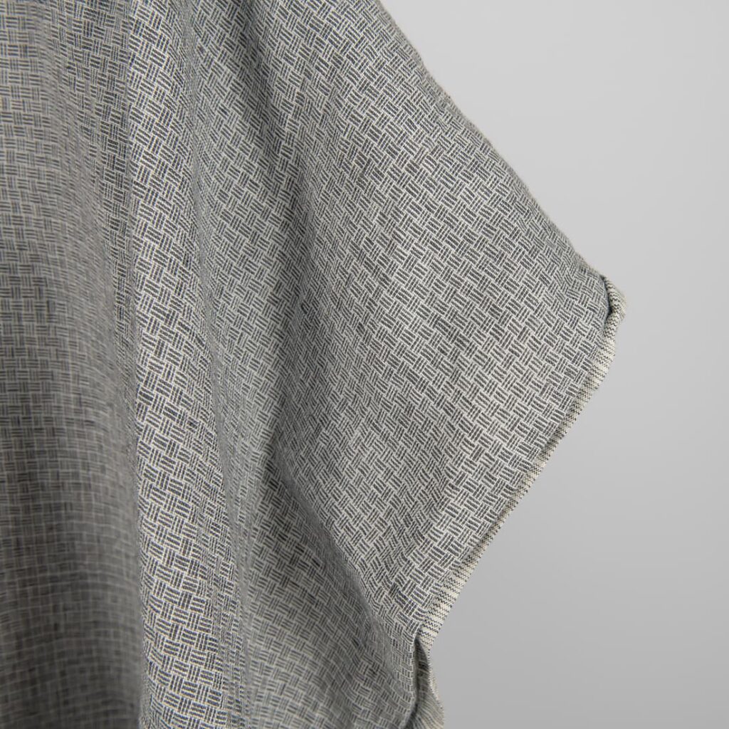 Tissu de lin lavé gris foncé 4 Linen fabric washed dark grey colour close up edge view