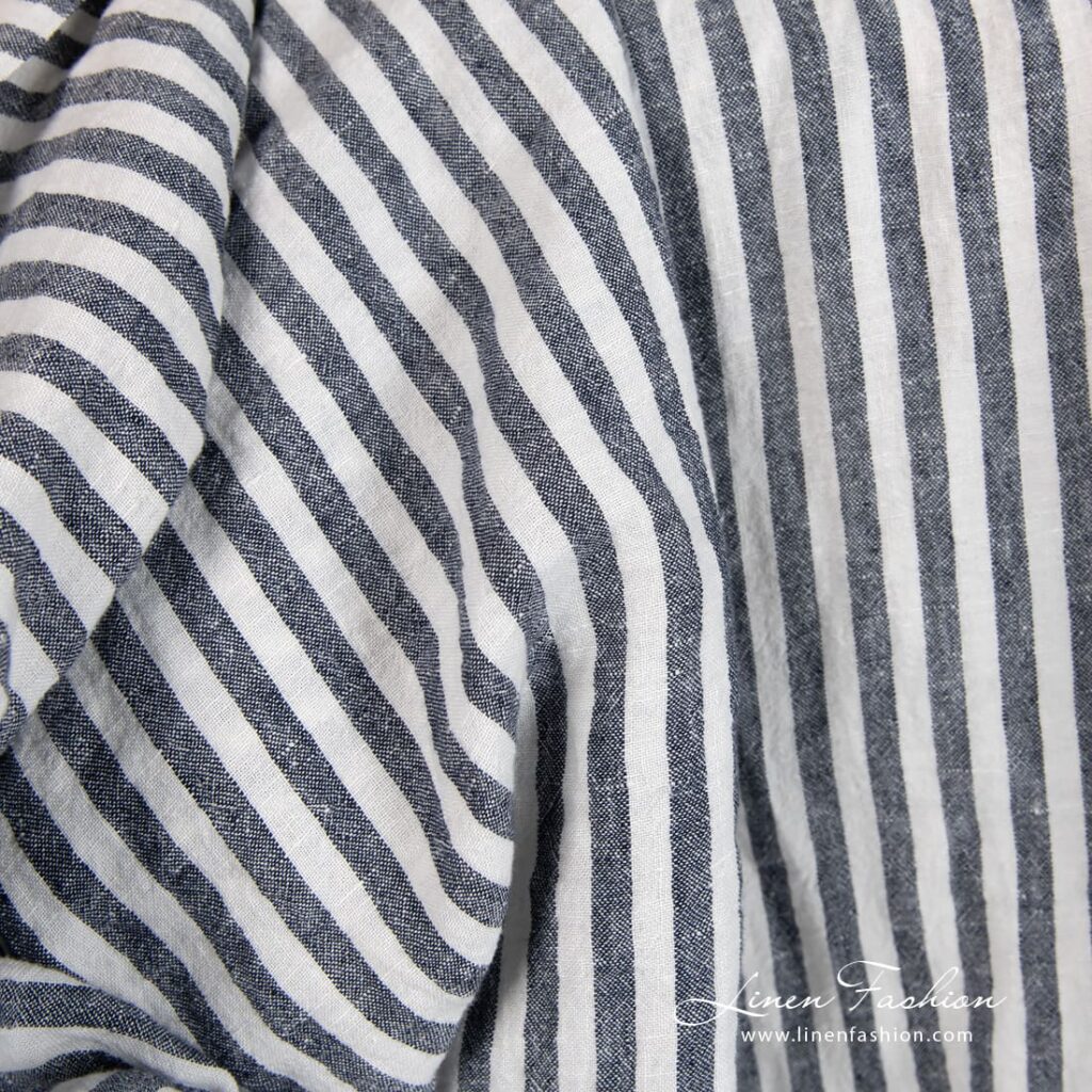 Tissu de lin large à rayures bleues lavées 2 Wide linen fabric in blue stripes, specially washed to increase softness