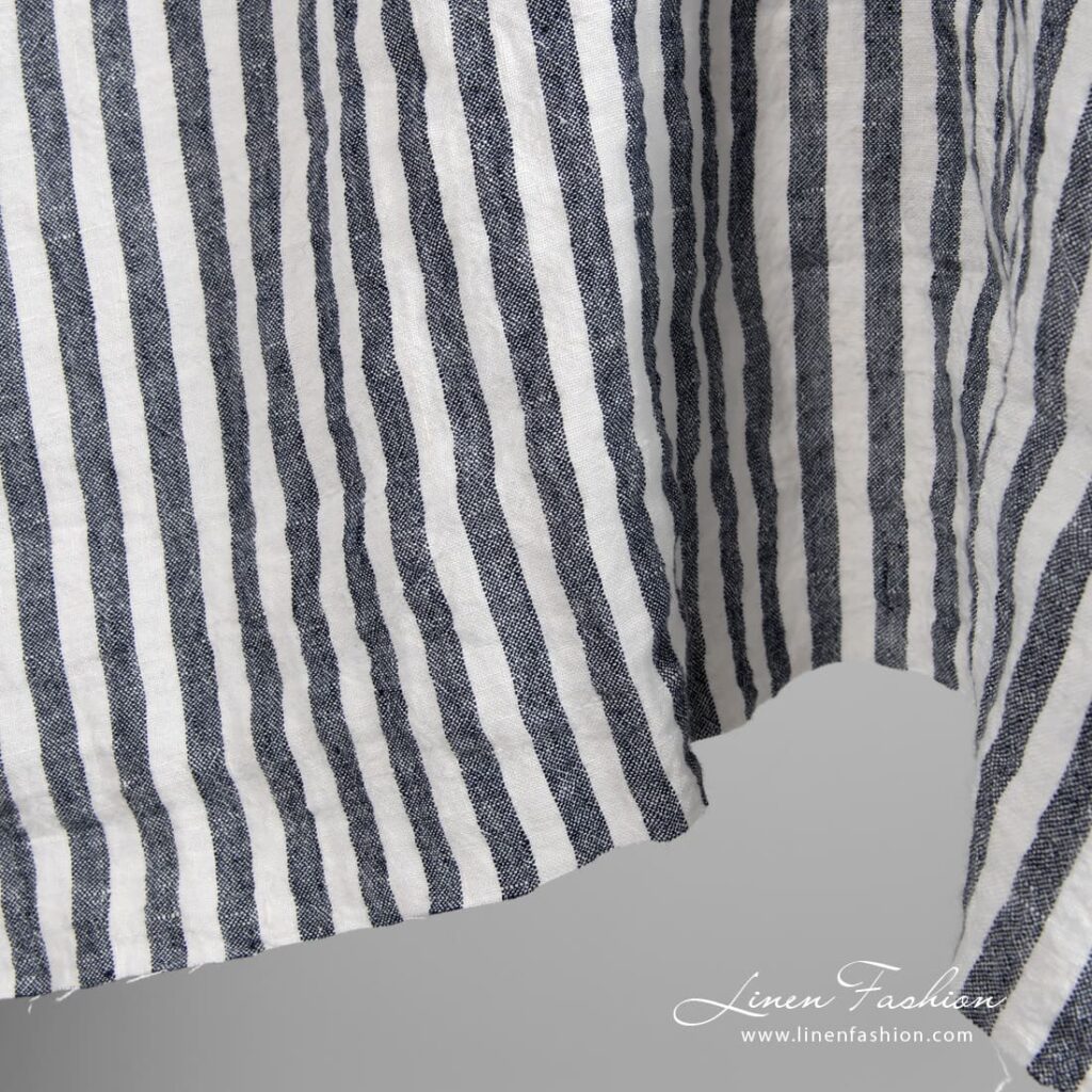 Tissu de lin large à rayures bleues lavées 3 Wide linen fabric in blue stripes, perfect for clothes and home textile