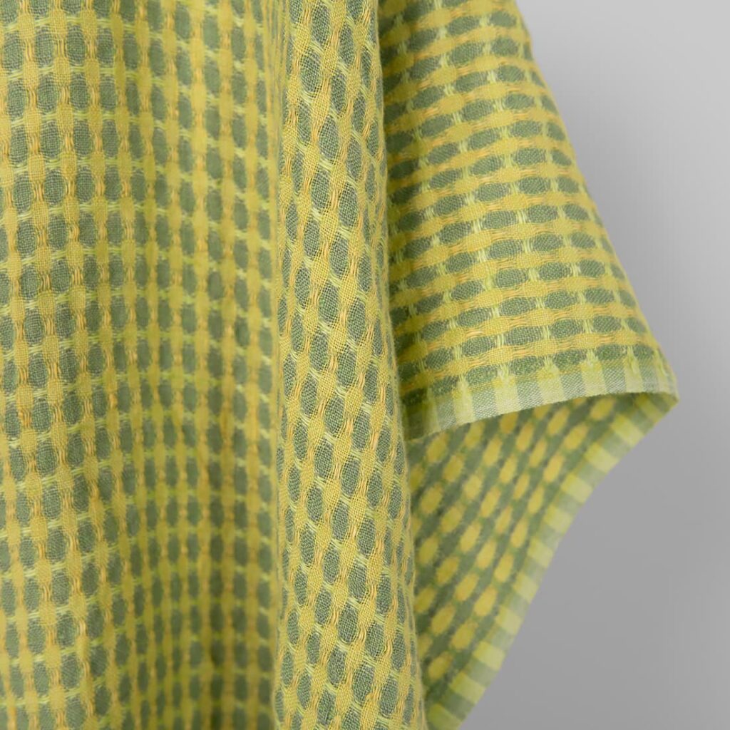 Tissu en lin lavé à motifs jaunes et verts 3 Washed linen fabric yellow and green pattern, fabric edge