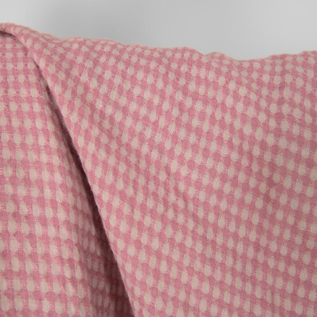 Tissu en lin lavé, motif lilas grisâtre 2 Washed linen fabric in greyish lilac pattern, 100% linen