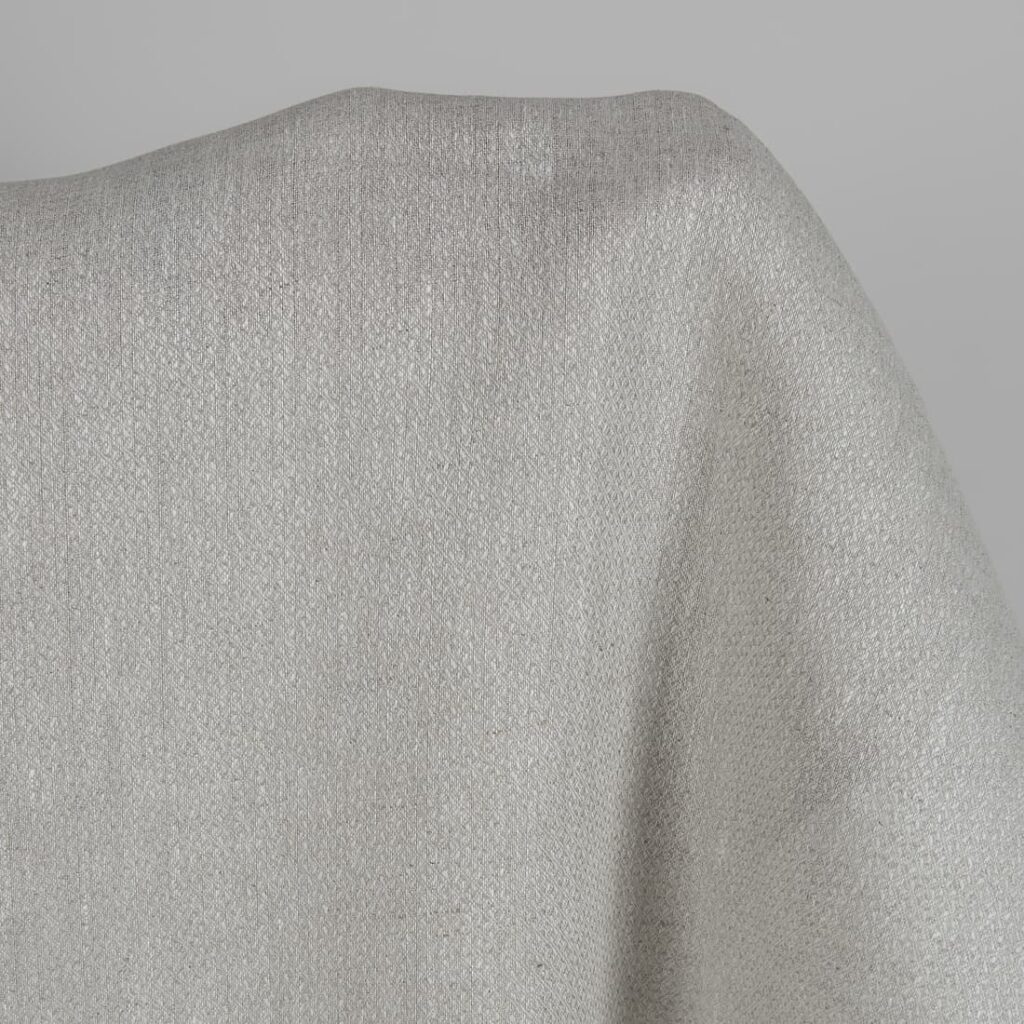 Tissu en lin beige à motifs de losanges 4 Beige linen fabric in a diamond pattern close up detail