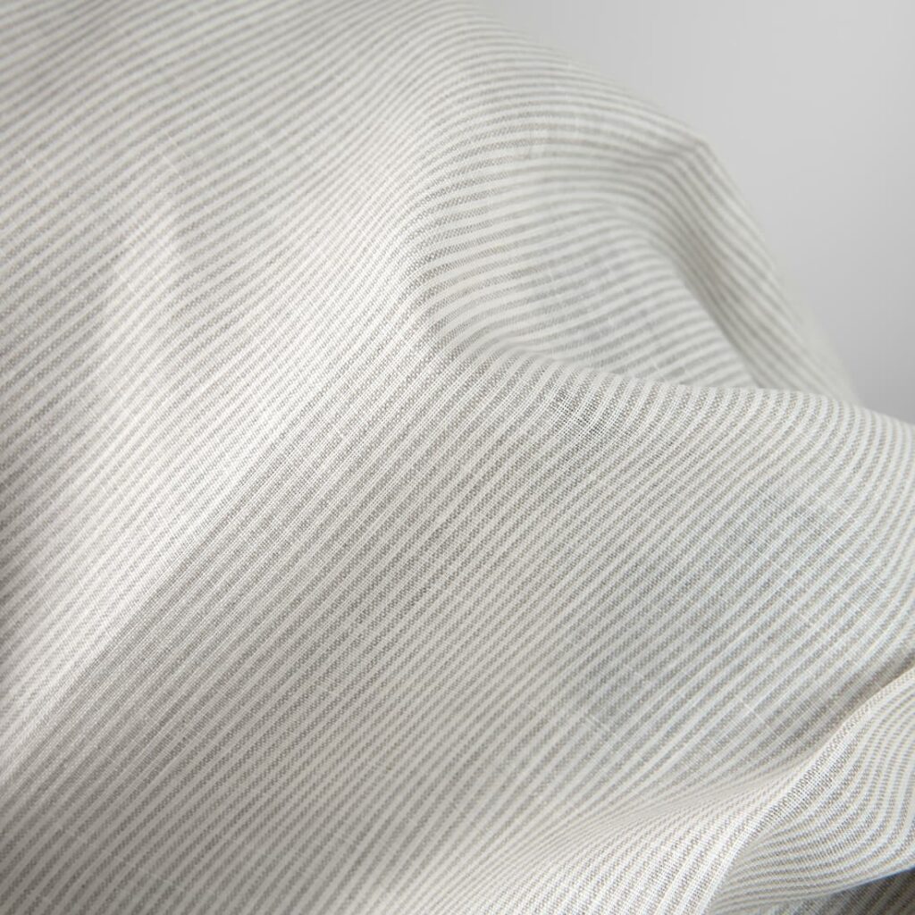 Tissu de lin à rayures naturelles et blanches 3 Linen fabric in natural and white colour stripes close up detail view