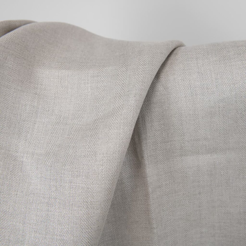 Tissu à chevrons en lin naturel 2 natural linen herringbone fabric, not dyed.