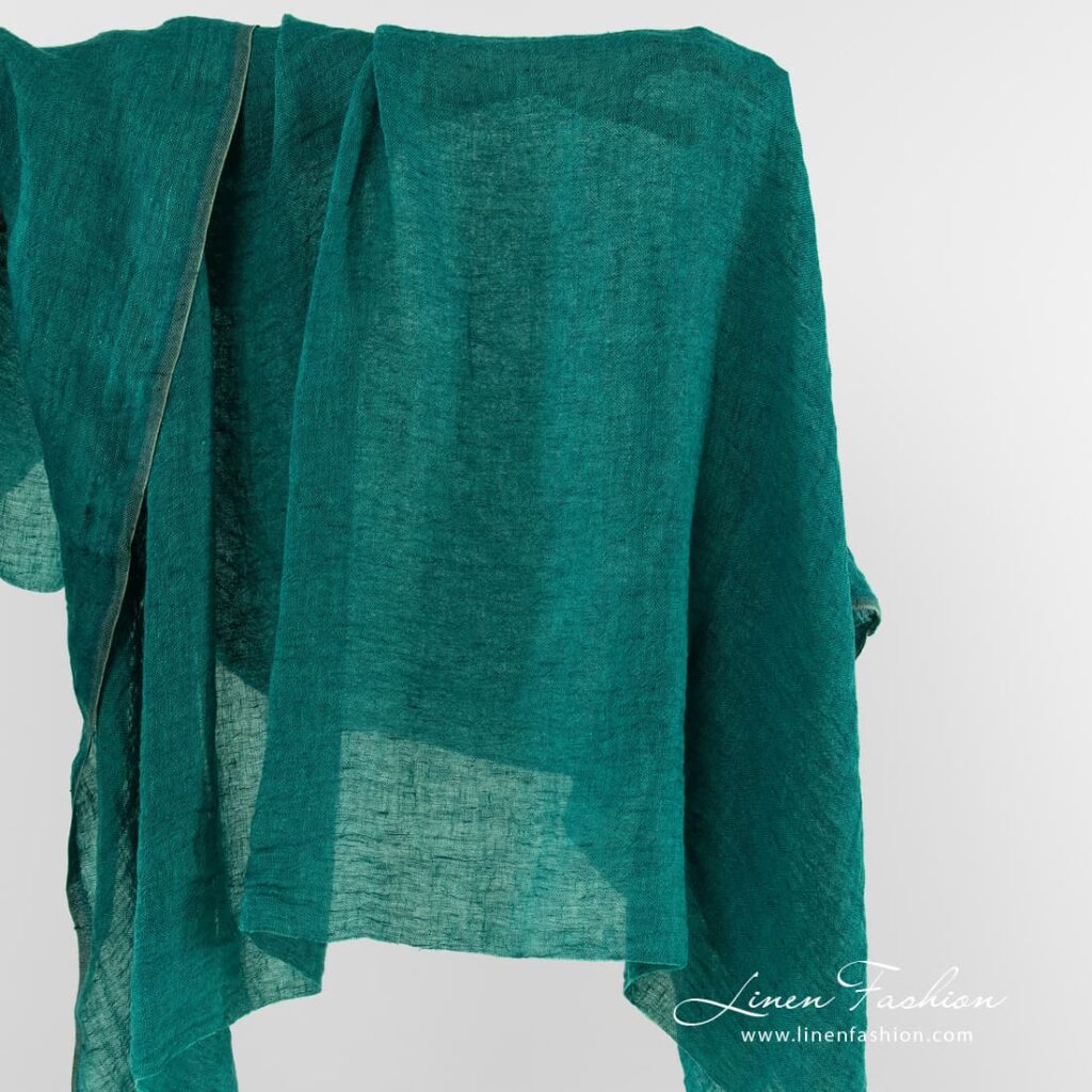 Tissu en gaze de lin lavée vert sarcelle 1 Washed teal green gauze linen fabric.