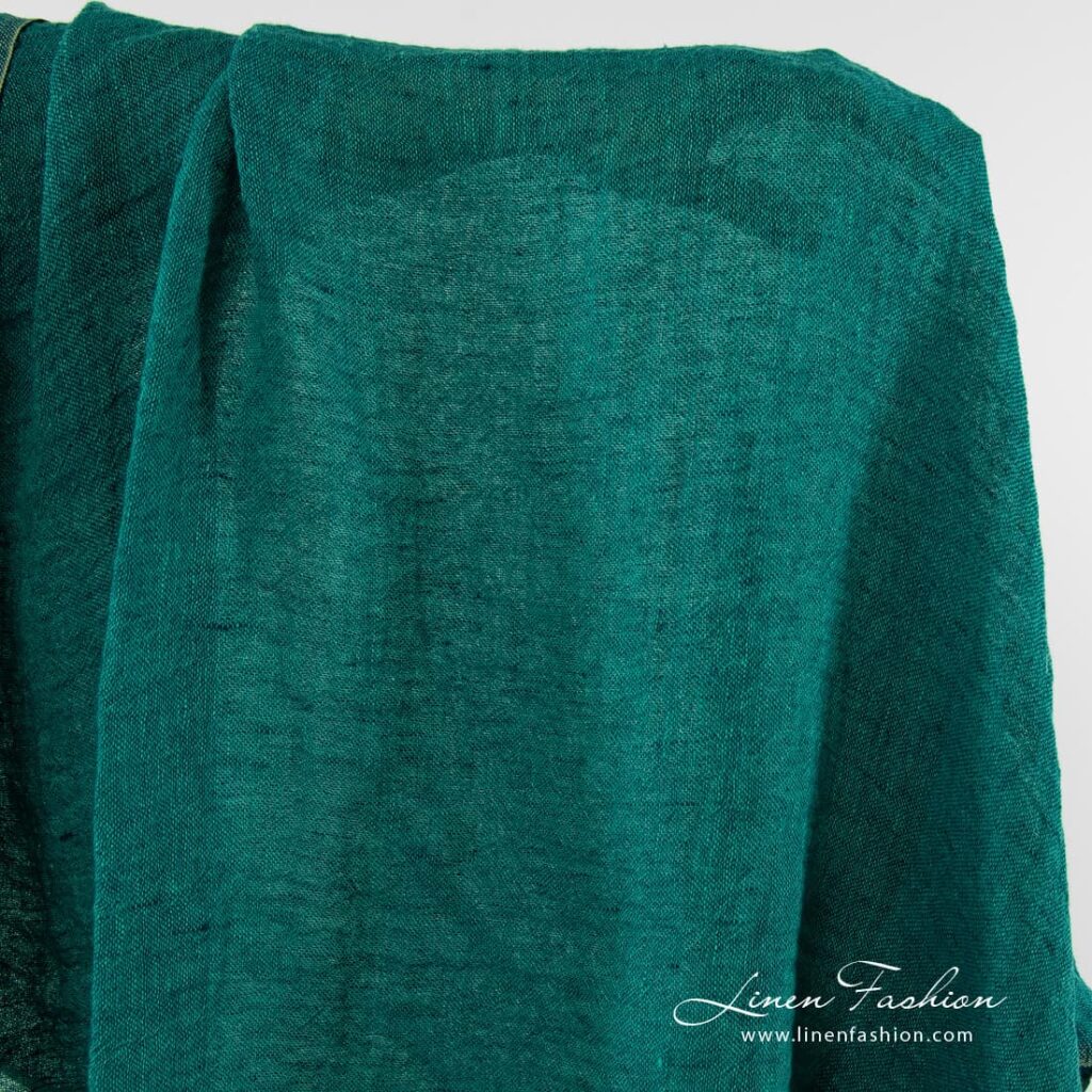 Tissu en gaze de lin lavée vert sarcelle 2 Washed gauze linen fabric in teal green.