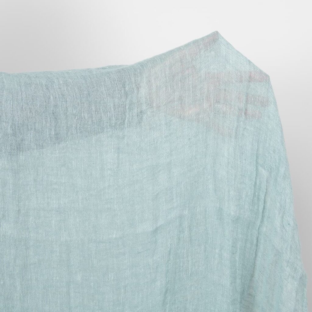 Tissu en gaze de lin couleur menthe lavée 2 mint linen gauze fabric washed, transparent.