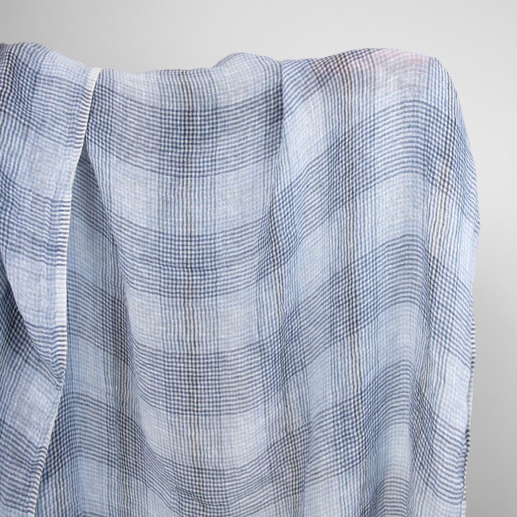 Tissu lavé en gaze de lin à carreaux bleus 1 linen gauze blue checks fabric
