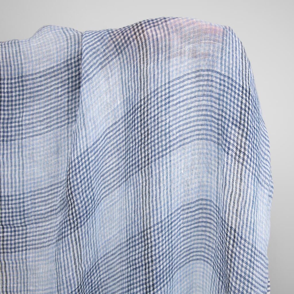 Tissu lavé en gaze de lin à carreaux bleus 3 linen gauze blue checks fabric, washed