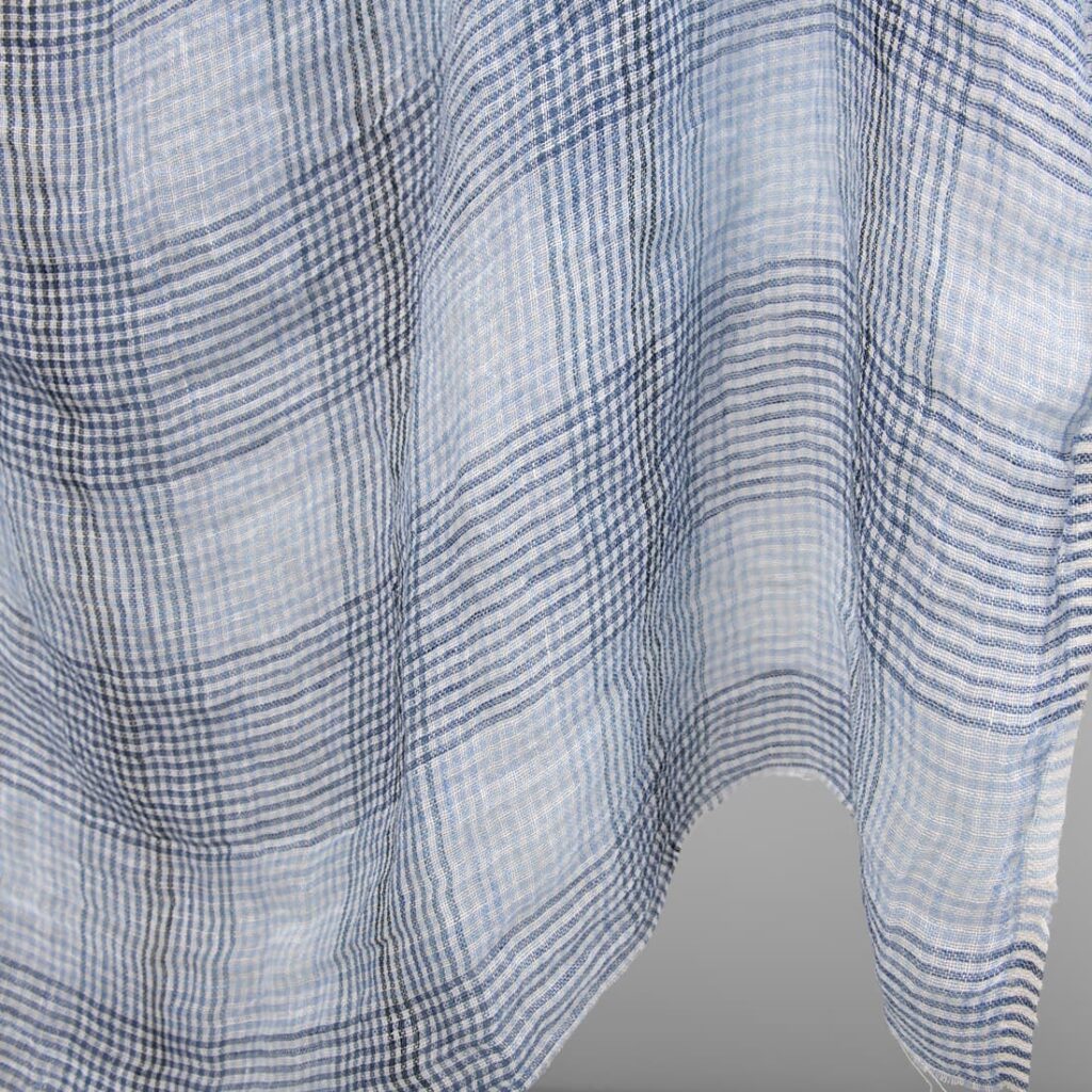 Tissu lavé en gaze de lin à carreaux bleus 2 linen gauze blue checks fabric, transparent