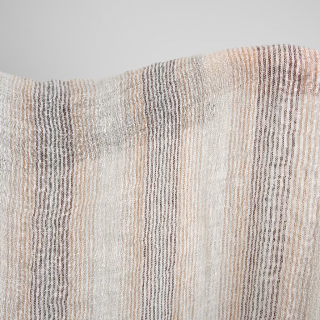 Tissu lavé en gaze de lin à rayures brunes 4 linen gauze fabric in brown stripes, transparent