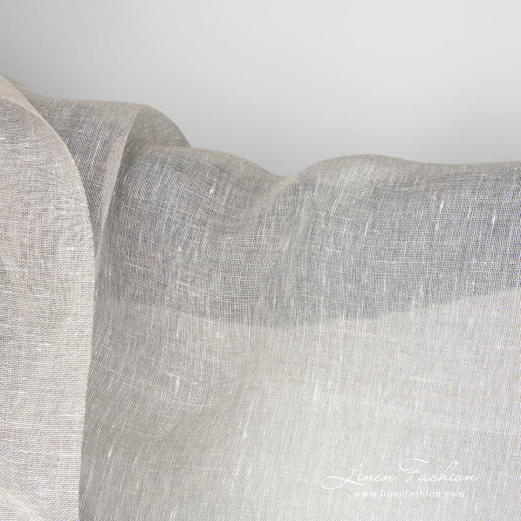 Tissu de lin transparent en gris clair 2 Transparent, lightweight light grey 100% linen fabric woven in a gauze pattern from natural flax grey and optical white yarns