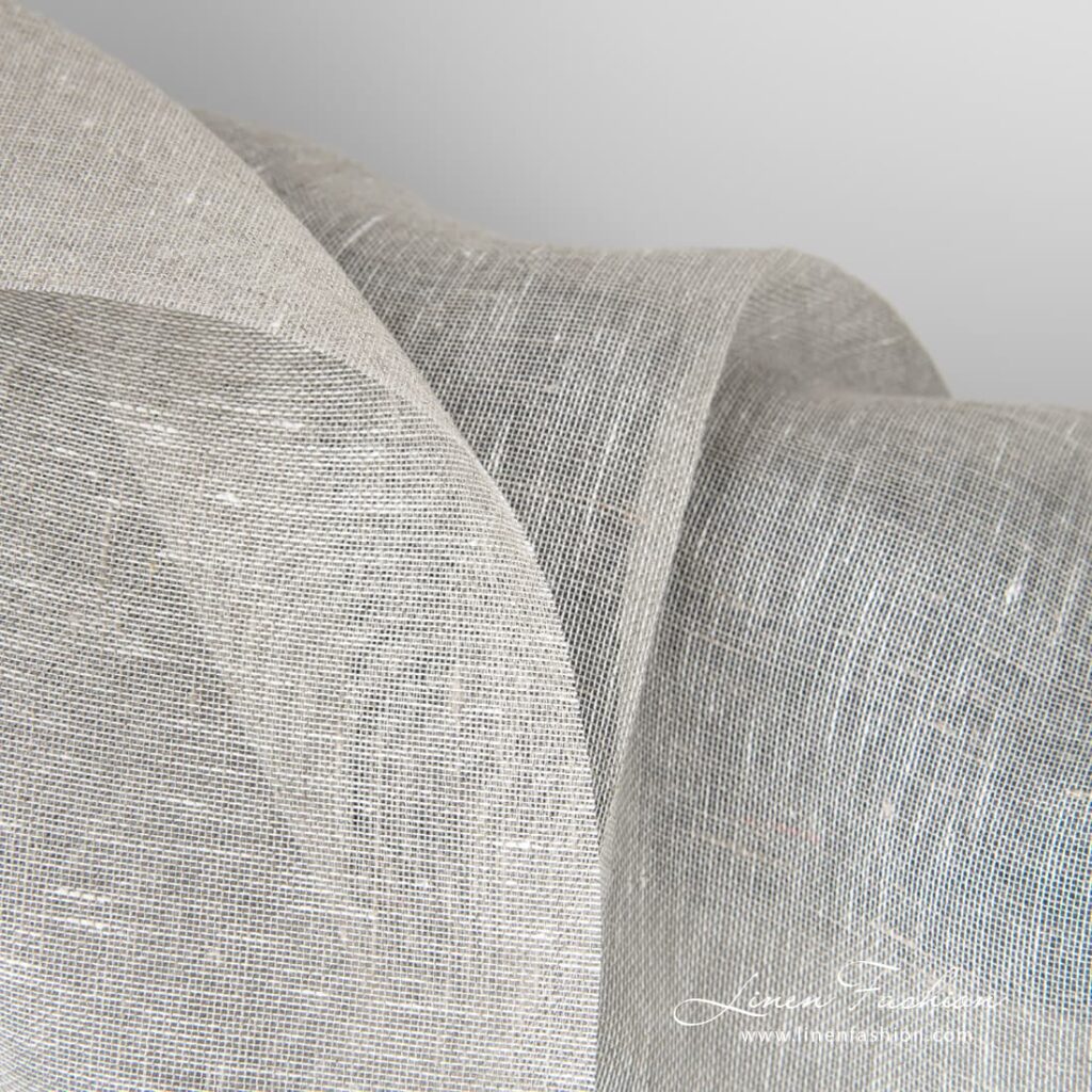 Tissu de lin transparent en gris clair 3 Transparent linen fabric in light grey can be used to make curtains, shawls and other sheer and lightweight textile.