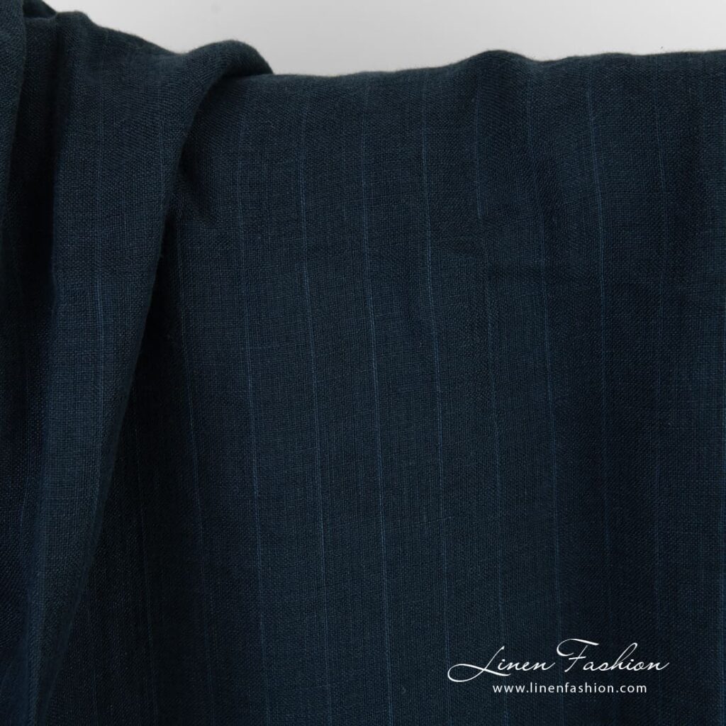 Tissu de lin bleu foncé à rayures lavées 2 Dark blue linen fabric in stripes, specially washed to increase softness