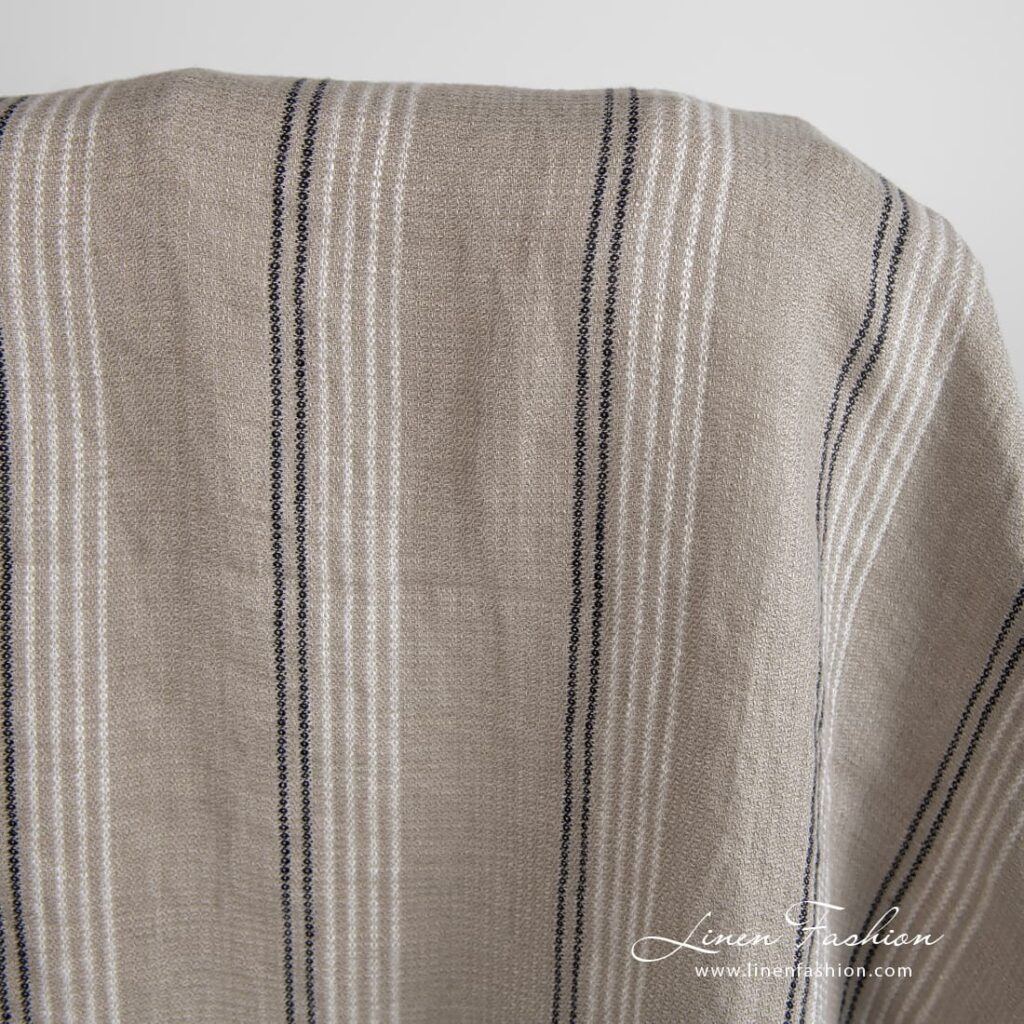 Tissu en lin gris brun à rayures lavées 2 Grey brown linen fabric in stripes, specially washed to increase softness