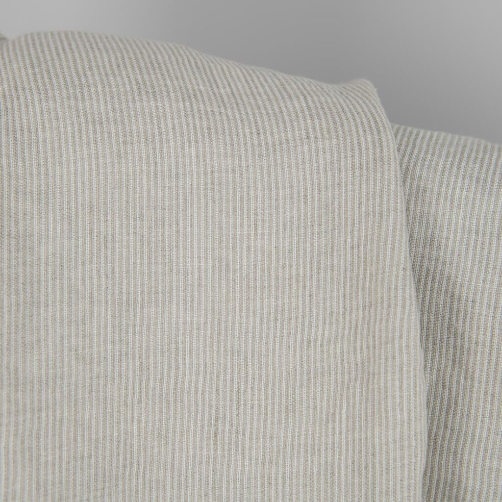 Tissu de lin lavé à rayures naturelles et blanches 3 Washed linen fabric in natural and white colour stripes close detail view