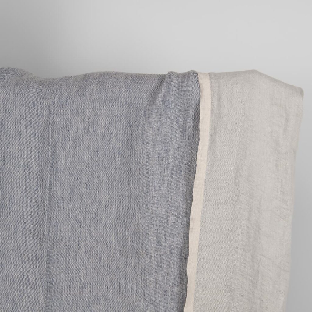 Tissu en lin lavé de couleur gris bleuâtre double face 1 Washed linen fabric blueish grey colour double-sided