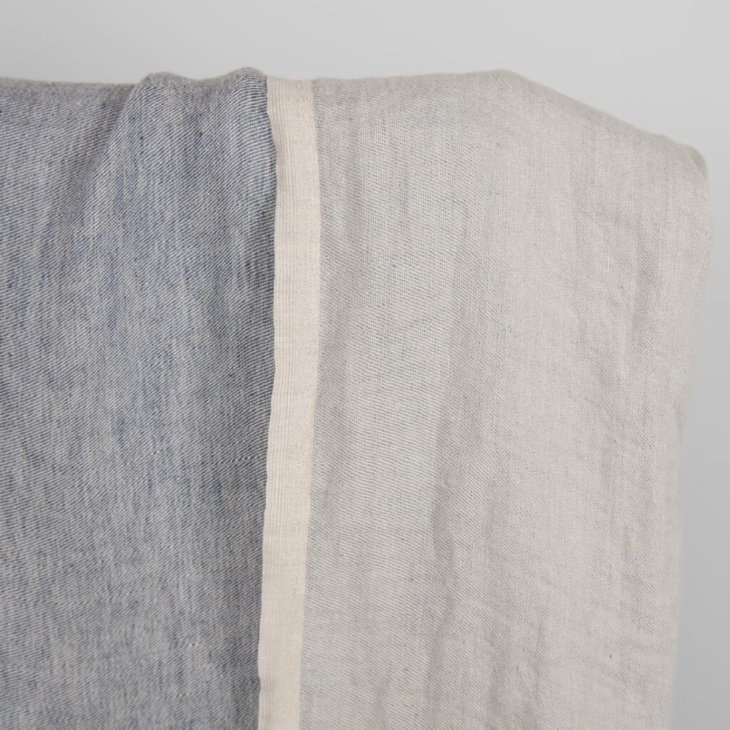 Tissu en lin lavé de couleur gris bleuâtre double face 4 Washed linen fabric blueish grey colour double-sided detail close view