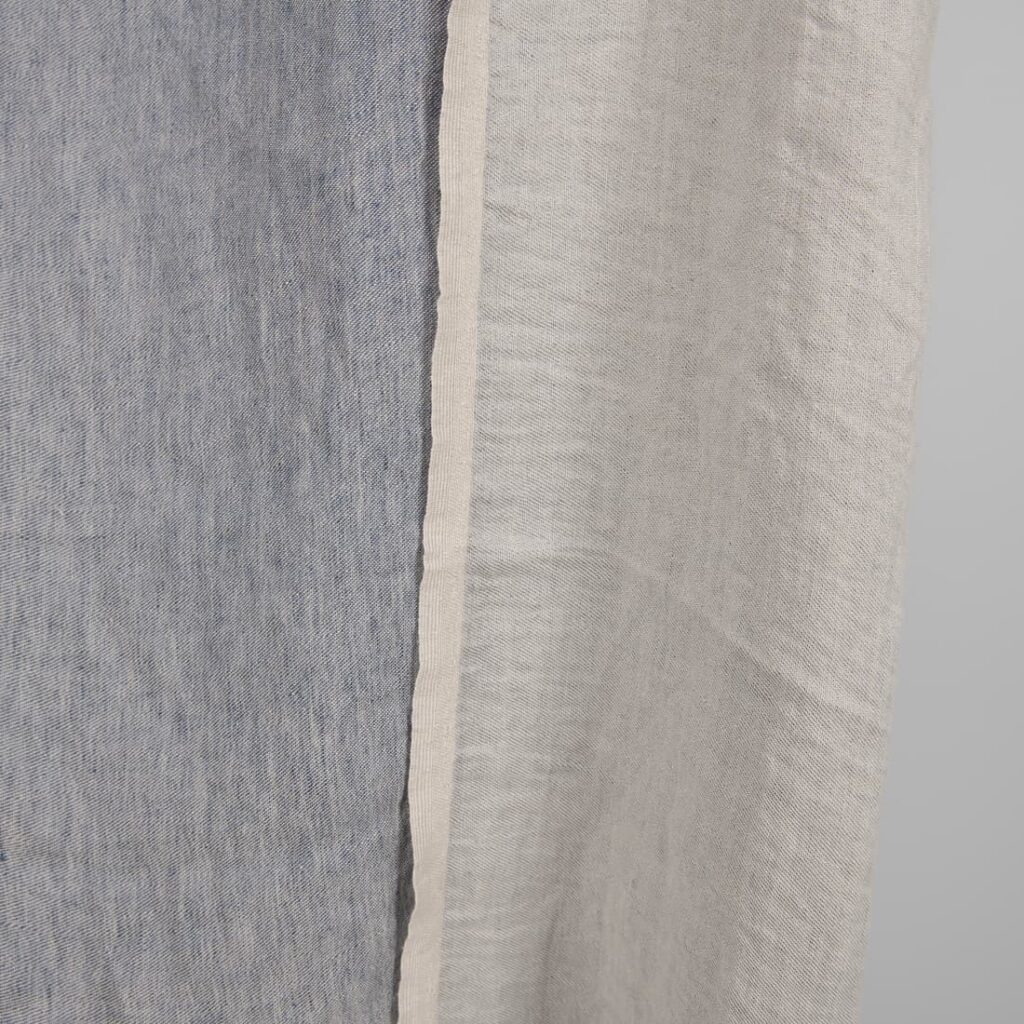 Tissu en lin lavé de couleur gris bleuâtre double face 2 Washed linen fabric blueish grey colour double-sided edge view