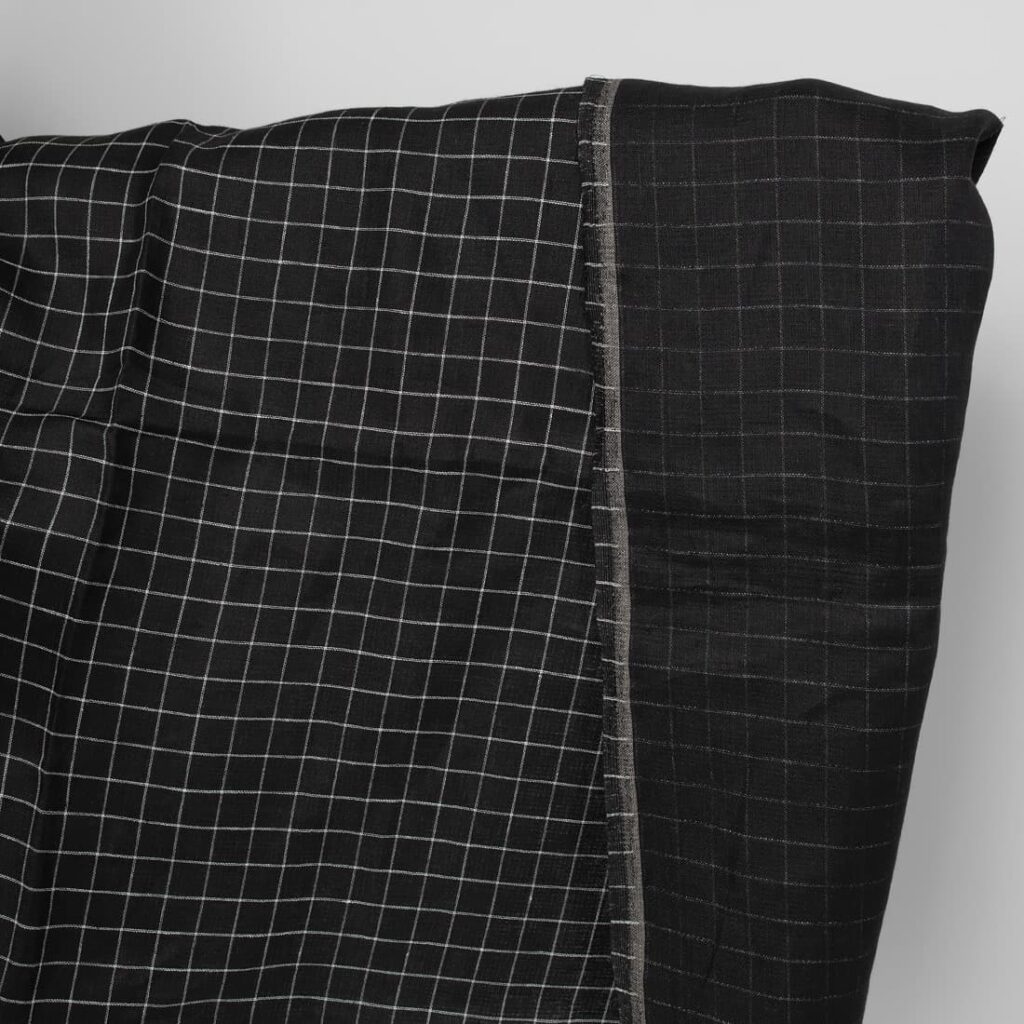 Tissu de lin à carreaux noirs et blancs recto-verso 1 Tissu de lin à carreaux noirs et blancs recto-verso