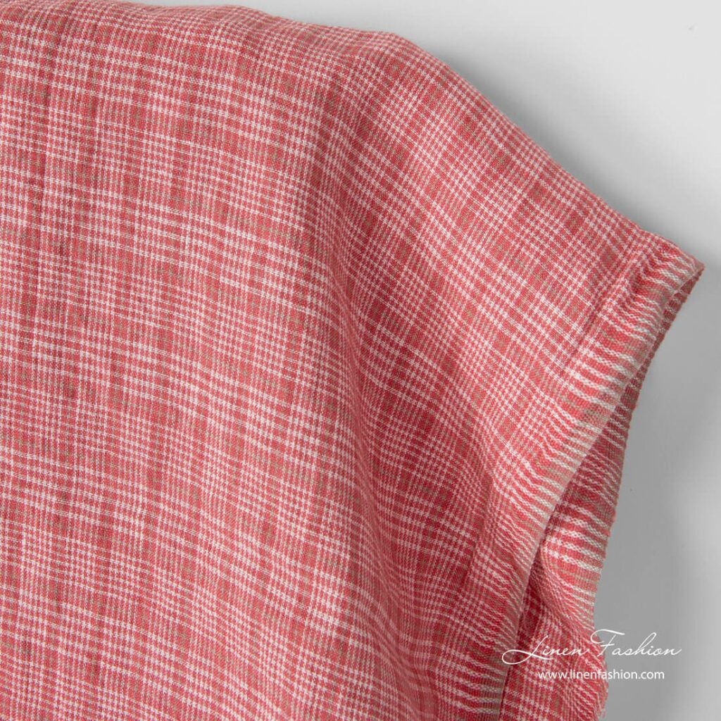 Tissu de lin lavé à carreaux blancs et roses poussiéreux 2 Checked linen fabric in rose squares and white checks, washed