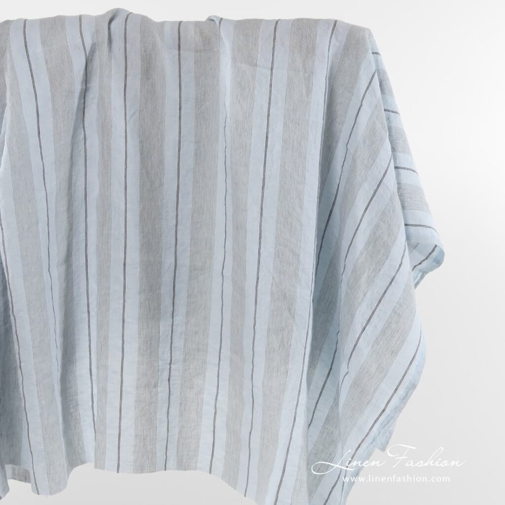 Tissu de lin rayé bleu pâle lavé 1 Pale blue striped linen fabric.